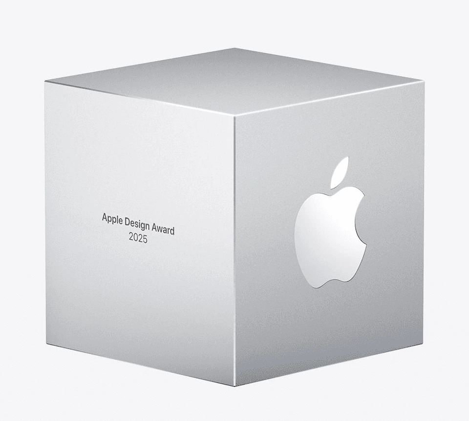 Apple Design Award 2025 のトロフィー。アルミの立方体にAppleのロゴが彫られている